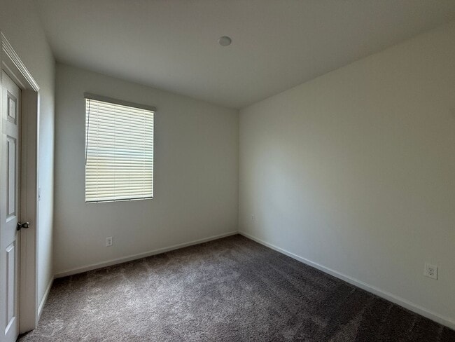 Building Photo - 3 bedroom, 2 bathroom home located in the vibrant community of Madera, CA