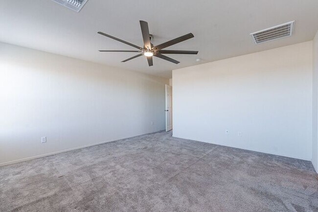 Building Photo - Pending/ Rented - Discover the perfect blend of comfort and style in Gladden Farms