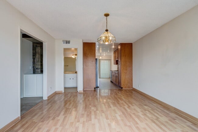 Building Photo - Resort-style amenities in a highly desirab...
