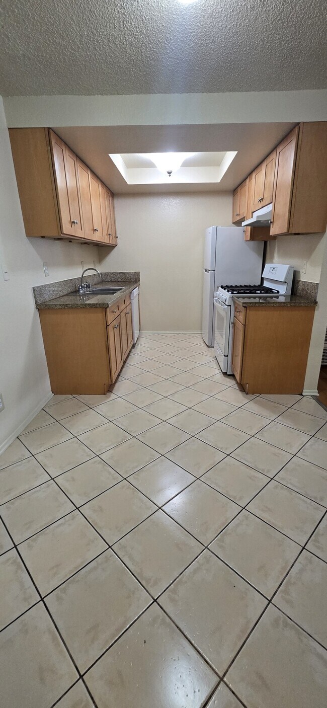 Building Photo - 1445 W 227th St