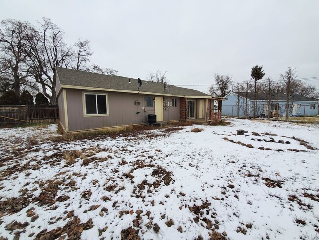 Building Photo - 3 bedroom 1 bath home with 1 car garage an...