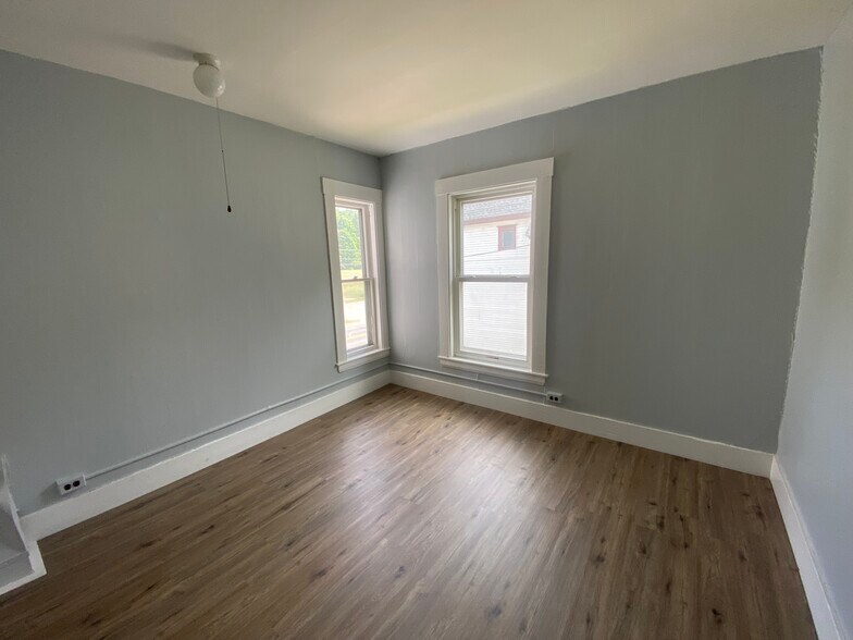 Building Photo - 215 Main St