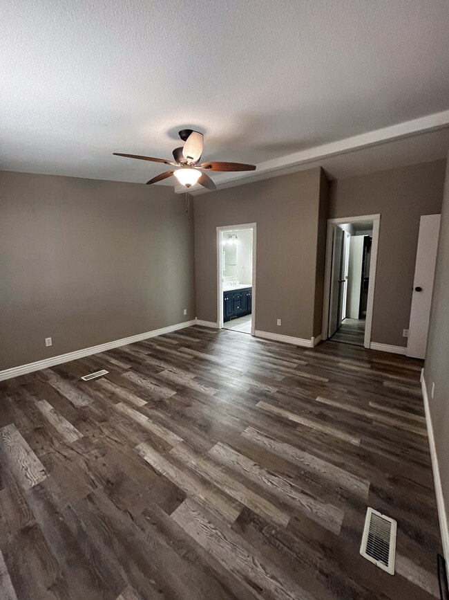 Building Photo - Pioneer