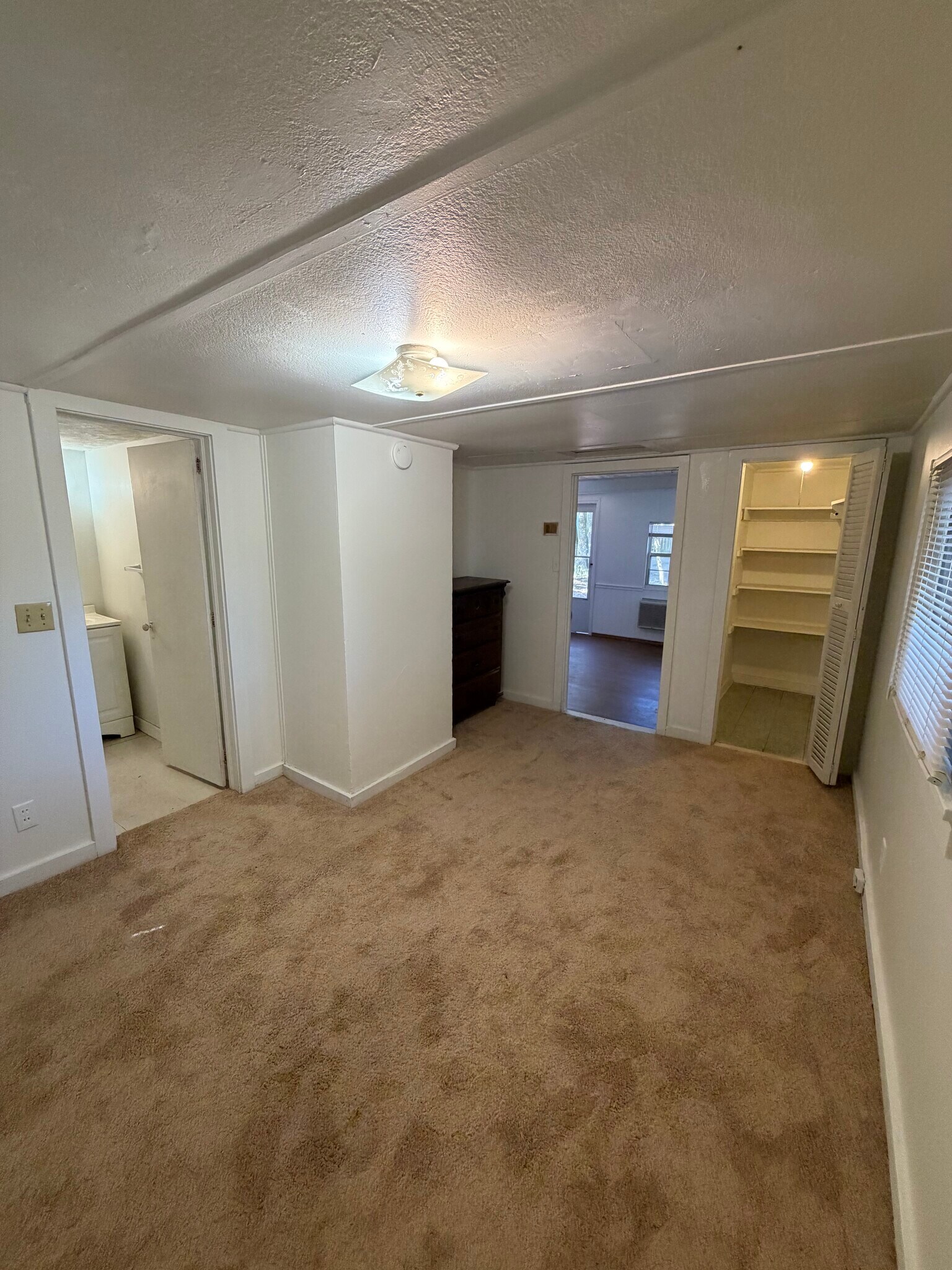 Building Photo - 209 Strawberry Ln