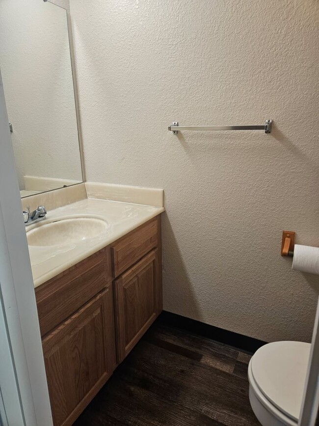 Building Photo - Greenley Oaks Townhome