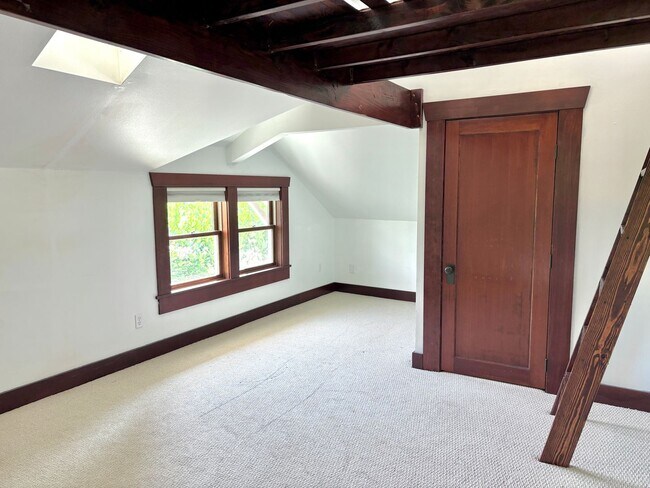 Building Photo - 805 SE Malden St