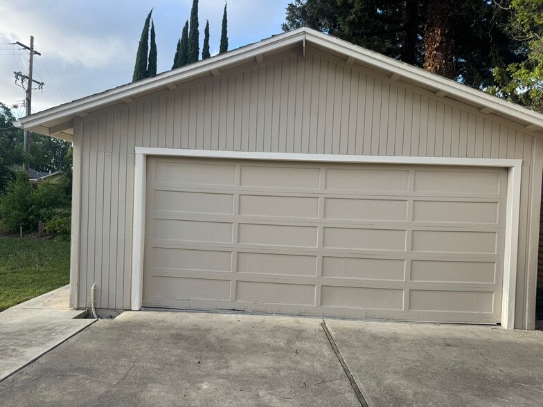 2 Car Garage - 3185 Oriole Dr