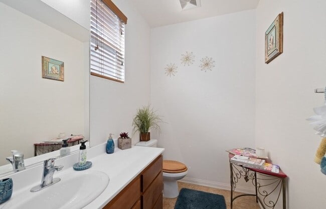 Building Photo - 4 Bed, 4 Bath Home with Solar, A/C, Washer/Dryer and 4 Parking Spaces *$1,000.00 Off One Month's ...