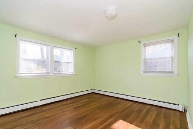 Building Photo - 10 Spring Valley Rd