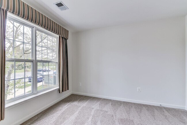 Building Photo - 3 Bed 2 Bath - Germantown Condo - Washer/Dryer In Unit