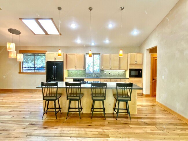 Building Photo - West Hills Gem with Timeless Charm and Modern Comfort