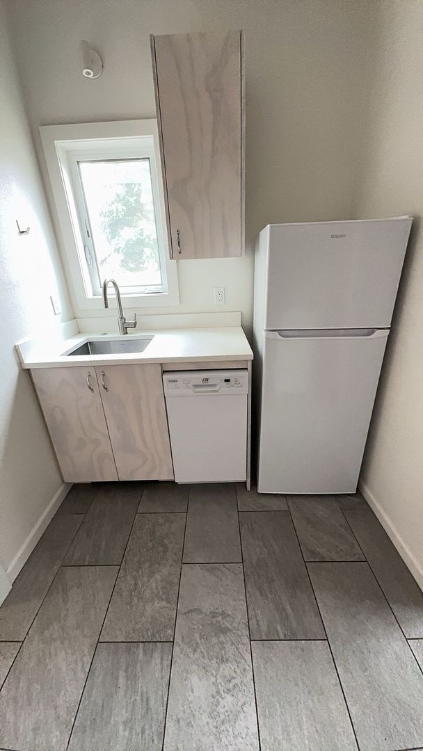 Building Photo - 332 W 5th Ave