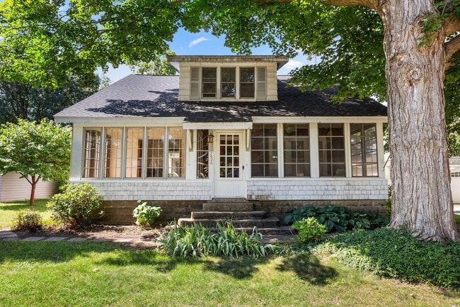 Building Photo - Charming 3 Bedroom, 2 Bath Home with Abundant Space & Natural Light