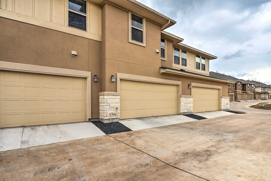 Building Photo - 2501 County Road 234-SI ID1546205P