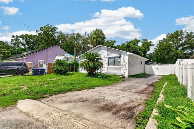 Building Photo - 8114 N Edison Ave