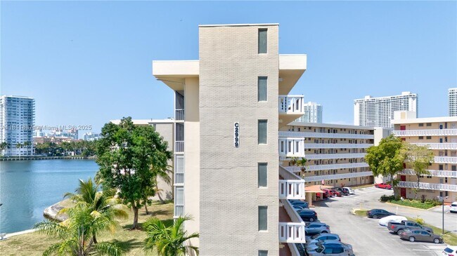 Building Photo - 2999 Point E Dr