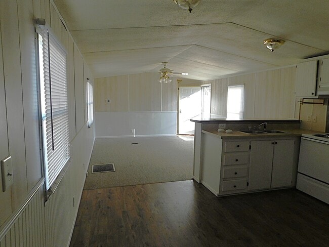 Building Photo - 114 Colonial Ct