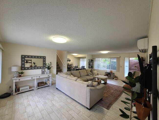 Building Photo - Split AC, private back yard and Walk to Downtown!