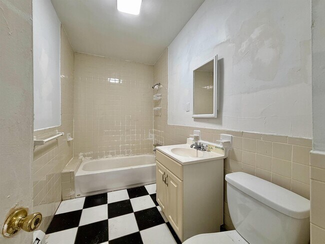 Building Photo - 94 Ferry St