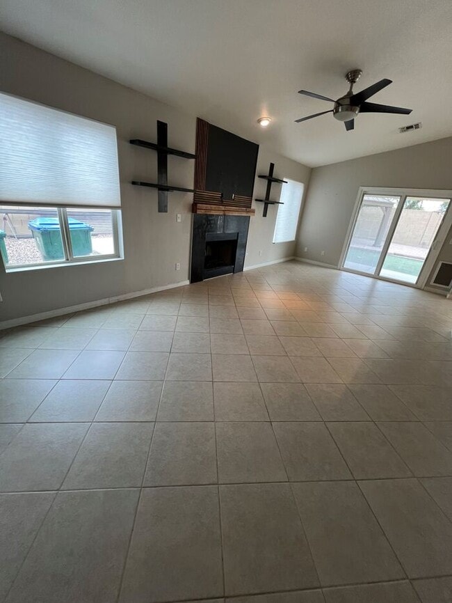 Building Photo - HOUSE FOR RENT