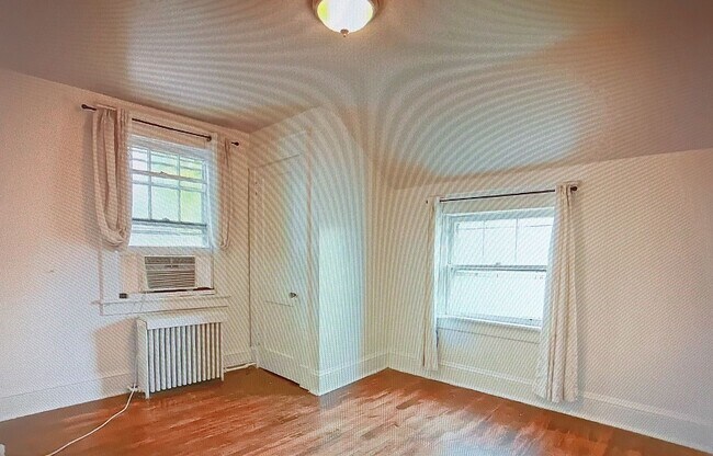 Building Photo - Minutes to Campus / 5 Bedroom / 2 Bathroom