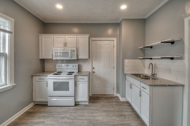 Building Photo - Beautifully updated 3-bedroom, 1-bath home that’s move-in ready.