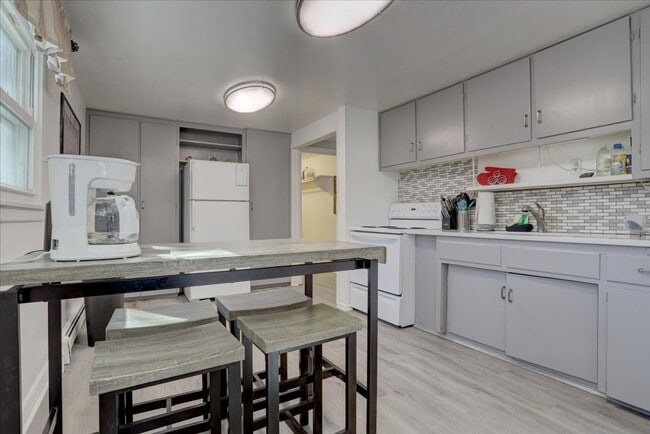 Building Photo - Completely Renovated & Fully Furnished 2Bed/1Bath/1 garage in Arvada!