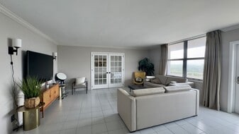 Building Photo - 9225 Collins Ave