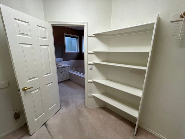 Building Photo - Clackamas Ranch 3 bedroom 2 bathroom - W/D...