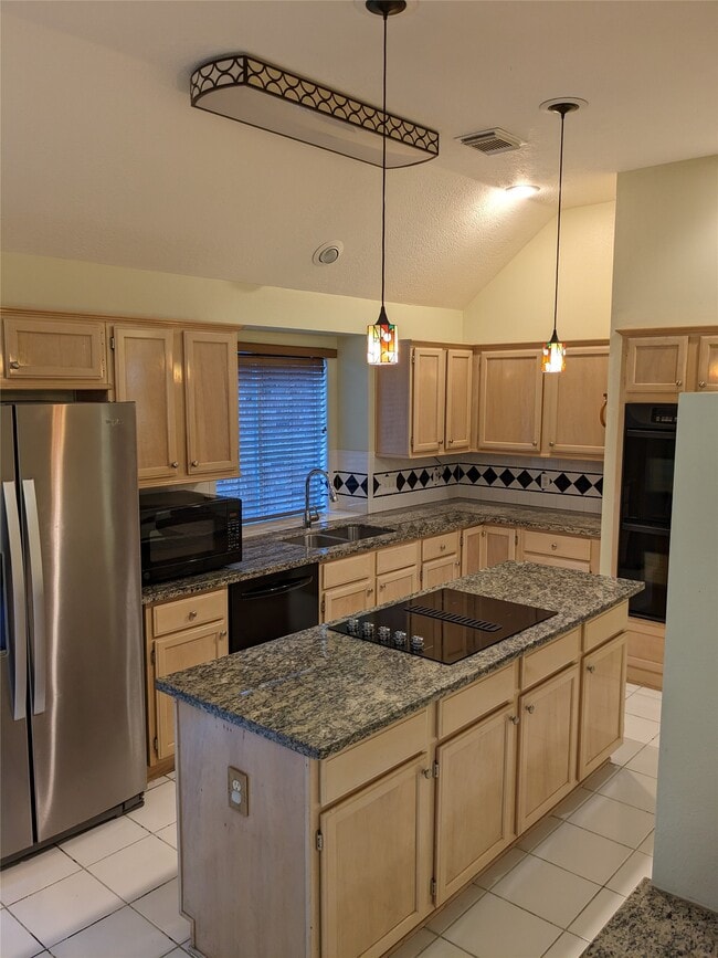 Building Photo - 635 Avery Dr