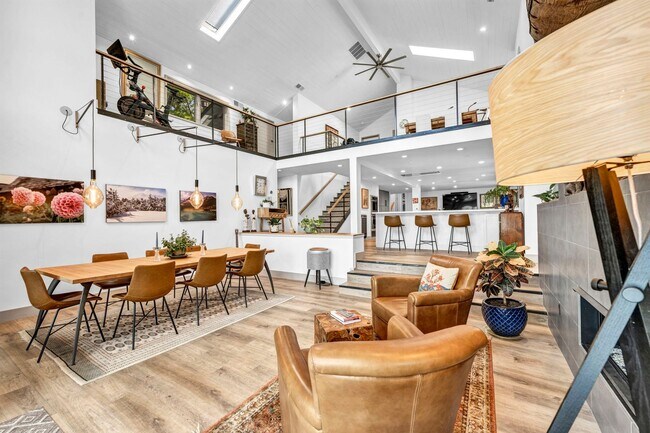 Building Photo - LAKEFRONT LUXURY ON LAKE STANLEY | FULLY FURNISHED + UTILITIES INCLUDED IN GUARDED LAKERIDGE SHORES