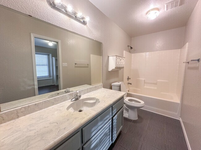 Building Photo - 2701 Littlepine Dr