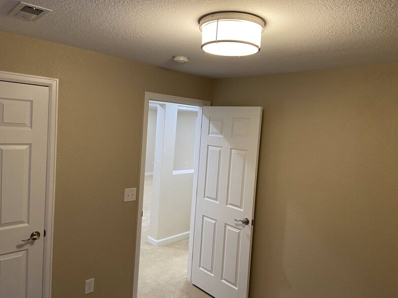 Building Photo - 13648 Parkview Pl