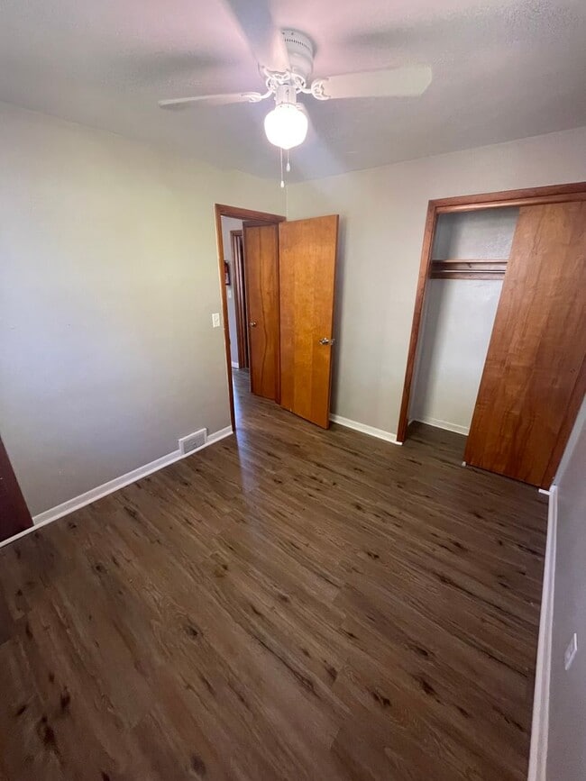 Building Photo - 2 Bedroom Apartment with Off Street Parking in McCandless!