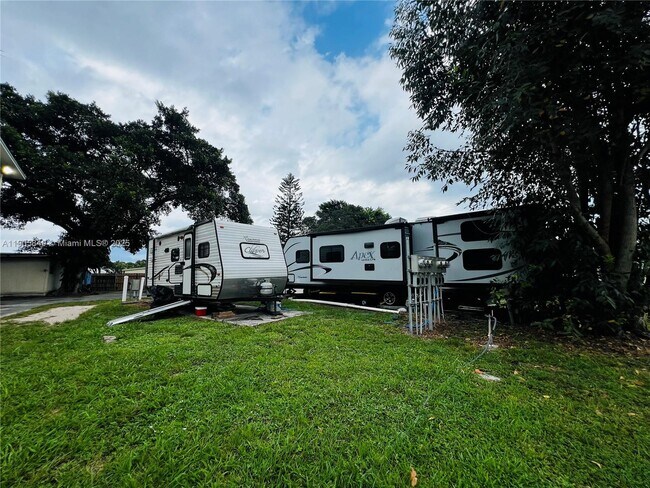 Building Photo - 2655 SE Carroll St