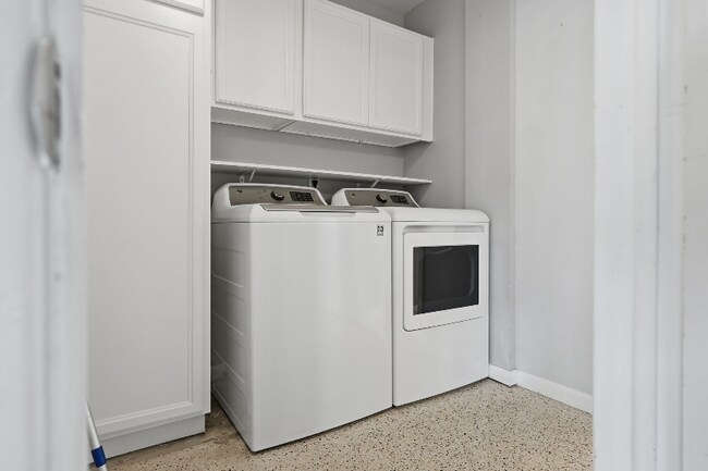 Building Photo - 725 Patricia Ave