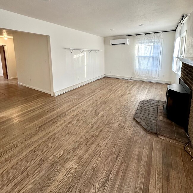 Building Photo - Centrally Located 3BR - 1BA close to every...