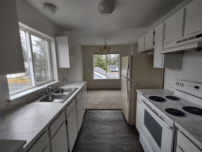 Building Photo - 3 BR, 2 BA unit in QUITE 4 plex. Storage & W/D included