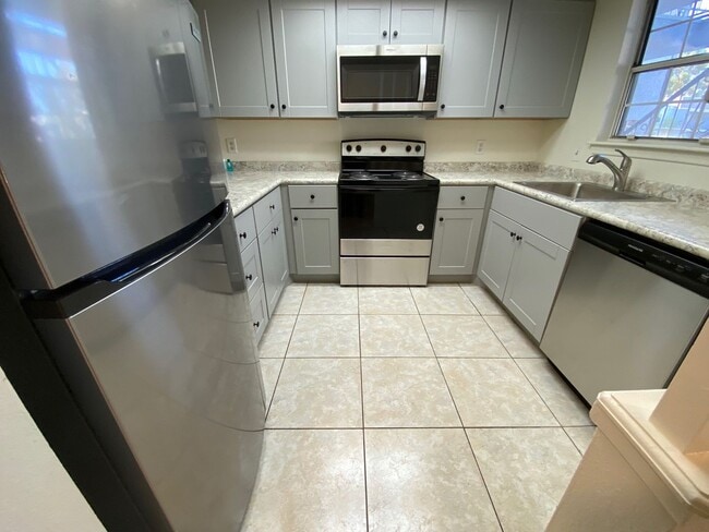 Building Photo - BEAUTIFUL 2 BEDROOM 1.5 BATHROOM CONDO
