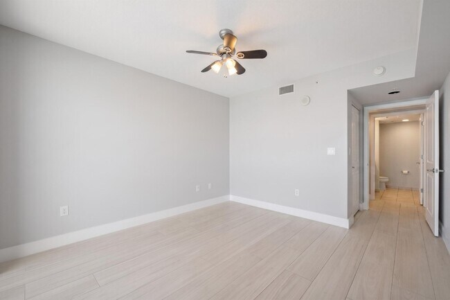 Building Photo - 610 W Las Olas Blvd