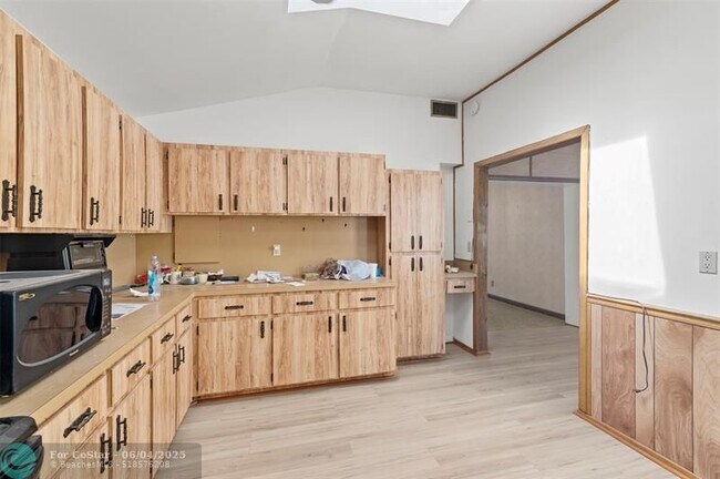 Building Photo - 939 Lytle St