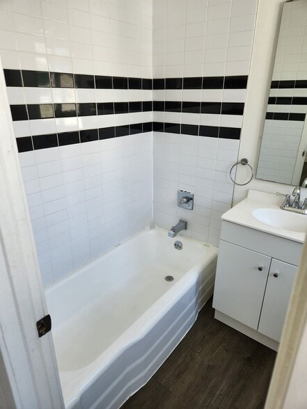 Building Photo - 4323 Van Nuys Blvd