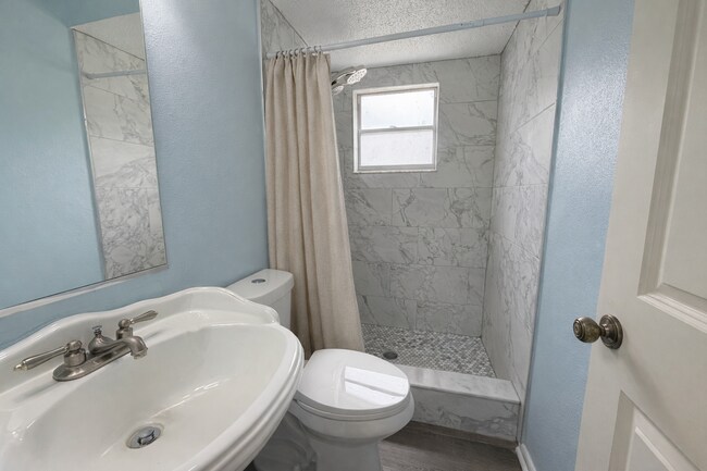 Building Photo - "Charming 3-Bed, 2-Bath Retreat in Spring Hill with 1,327 Sq Ft of Comfort!"