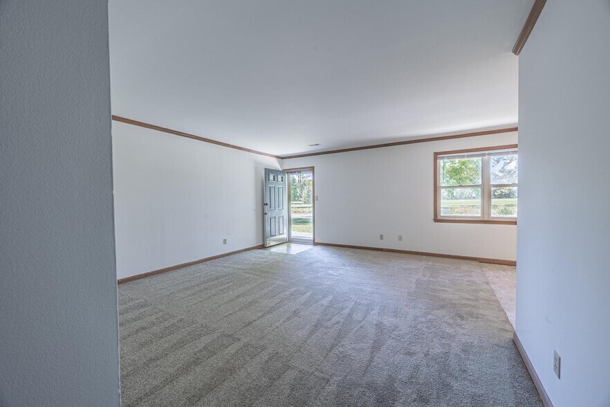 Building Photo - 10854 Country Club Rd
