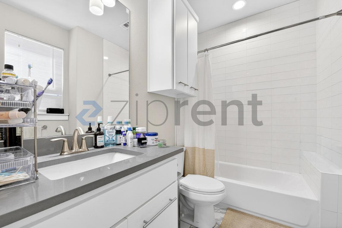 Building Photo - 4906 Live Oak St