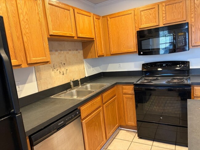 Building Photo - Charming Townhouse