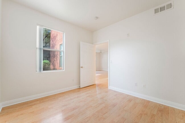 Building Photo - Move-in ready 2-bedroom 2-bath condo in th...