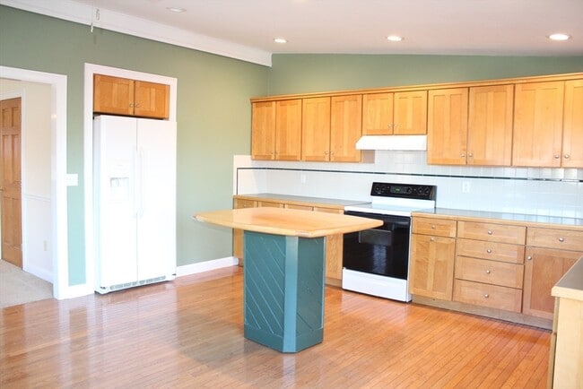 Building Photo - 700 Wrentham Rd