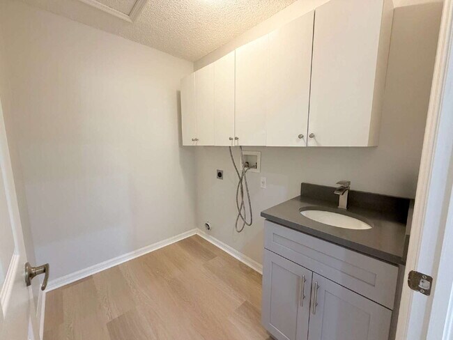 Building Photo - 6240 Fairskies Dr
