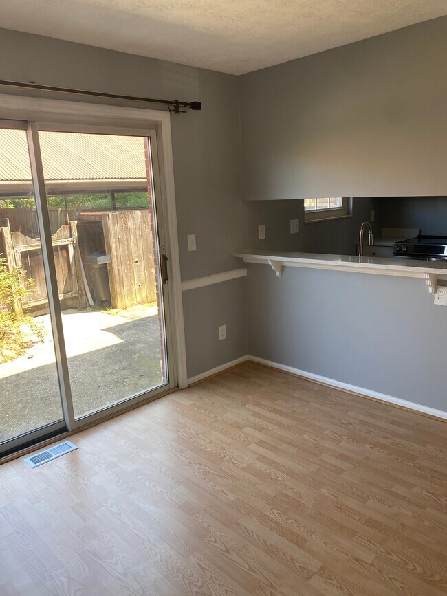 Building Photo - Sunbury Townhome
